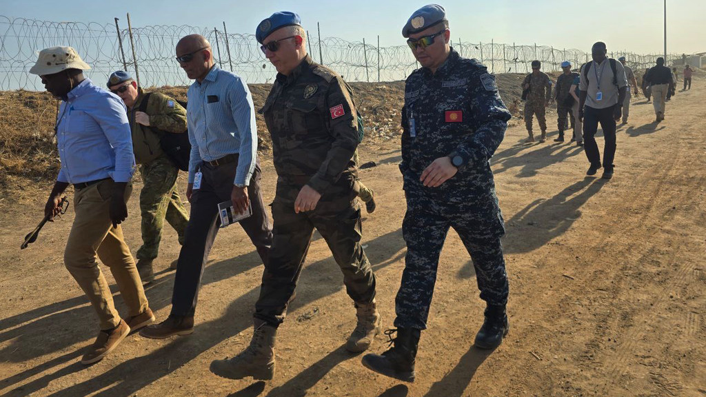 Полковник милиции Руслан Жолдошбаев из Кыргызской Республики (справа) служит в Миссии ООН в Южном Судане.